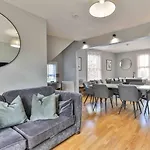 Stylish & Spacious 3 Bed Apartment With Parking