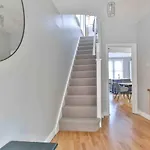 Stylish & Spacious 3 Bed Apartment With Parking