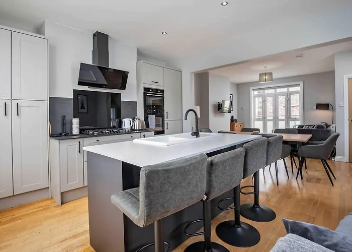 Stylish & Spacious 3 Bed Apartment With Parking