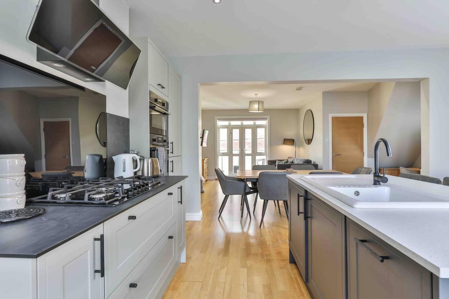 Apartment Stylish & Spacious 3 Bed With Parking *