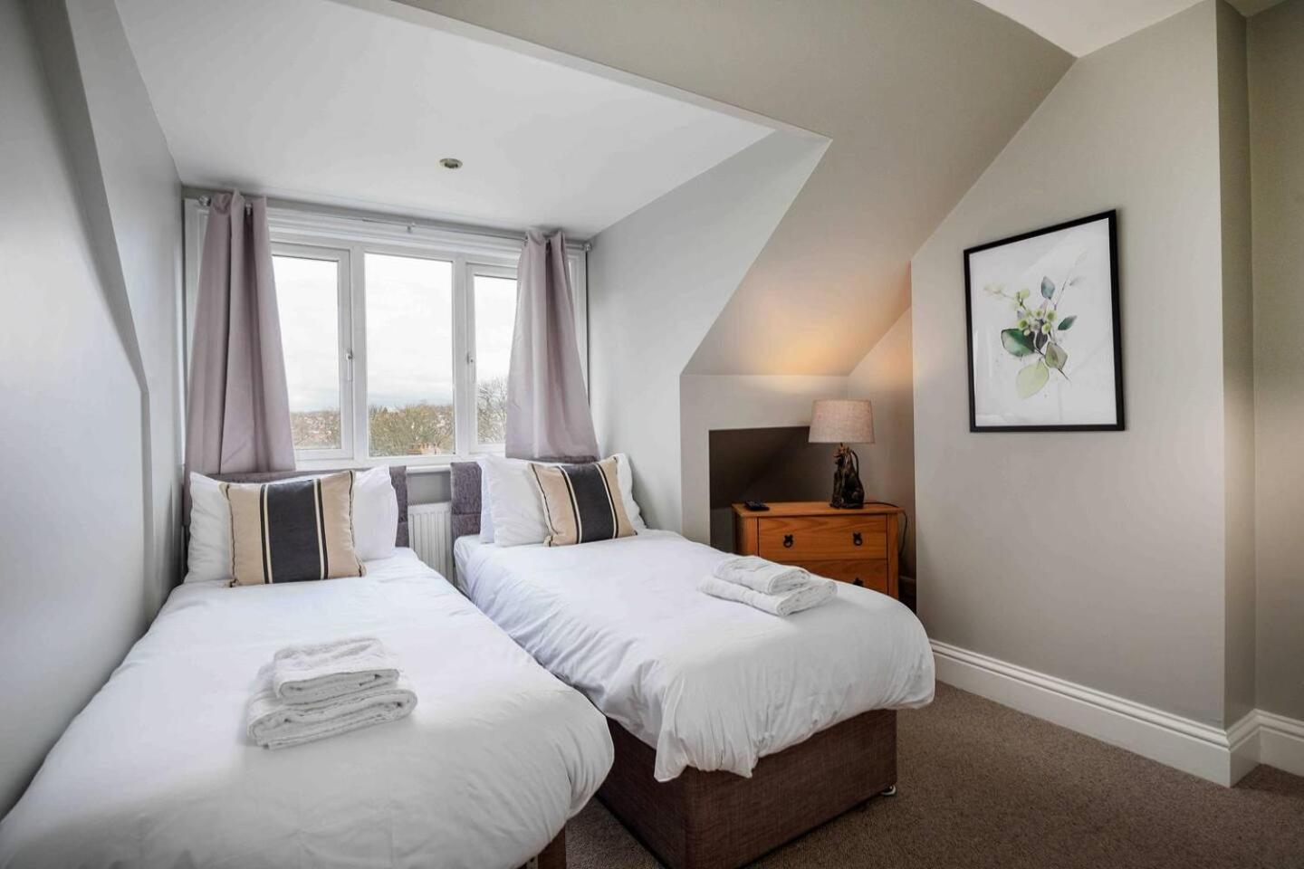 Stylish & Spacious 3 Bed With Parking *