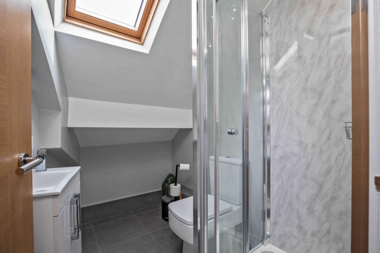 Stylish & Spacious 3 Bed With Parking Apartment