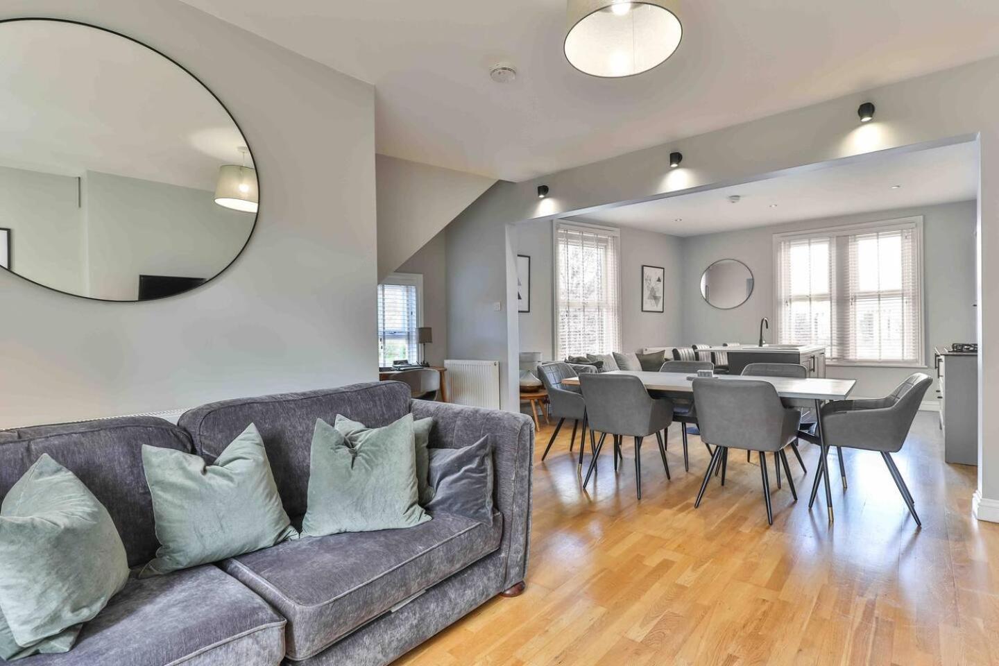Stylish & Spacious 3 Bed With Parking Apartment *