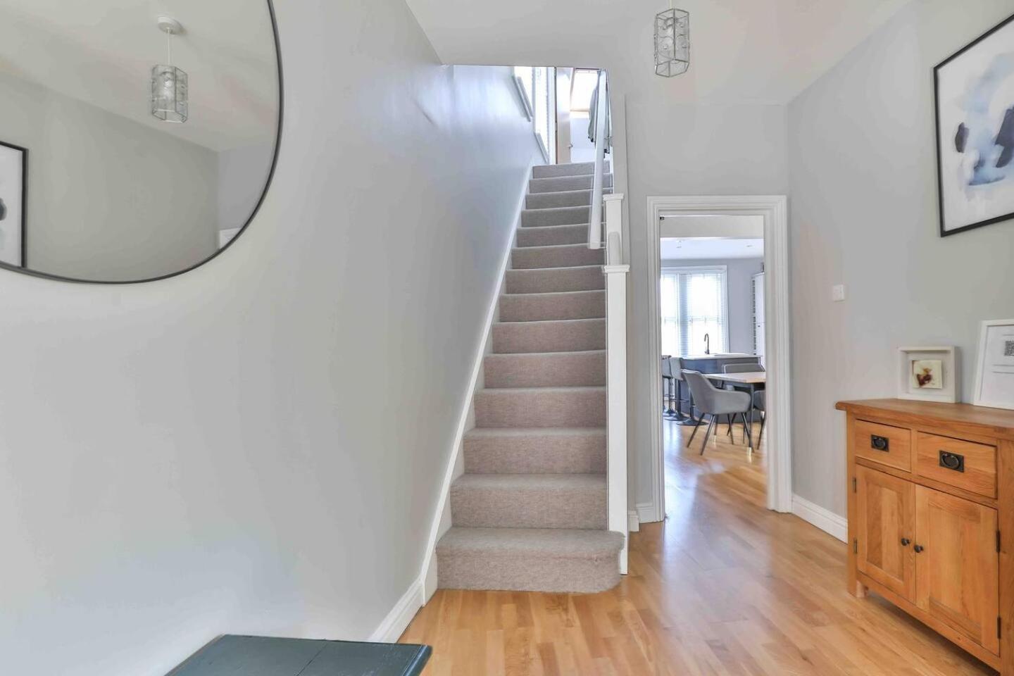 Stylish & Spacious 3 Bed With Parking Apartment Sheffield