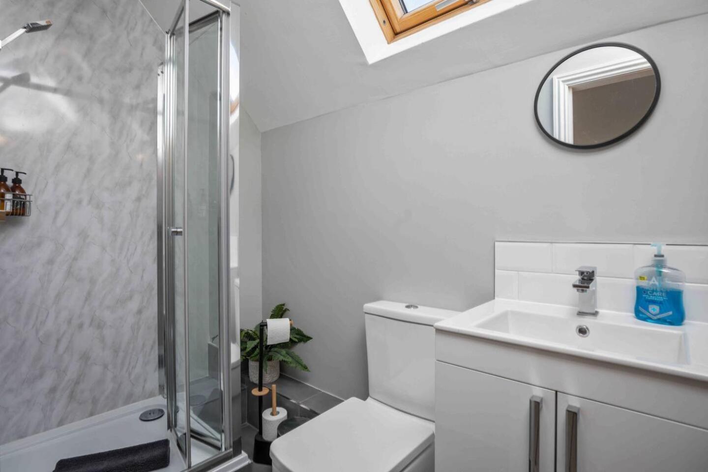 Stylish & Spacious 3 Bed With Parking *