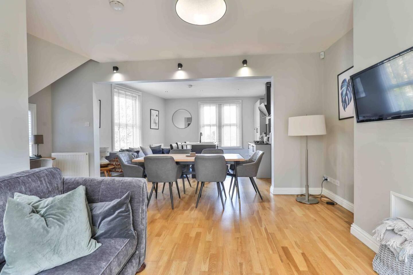 Stylish & Spacious 3 Bed With Parking Sheffield