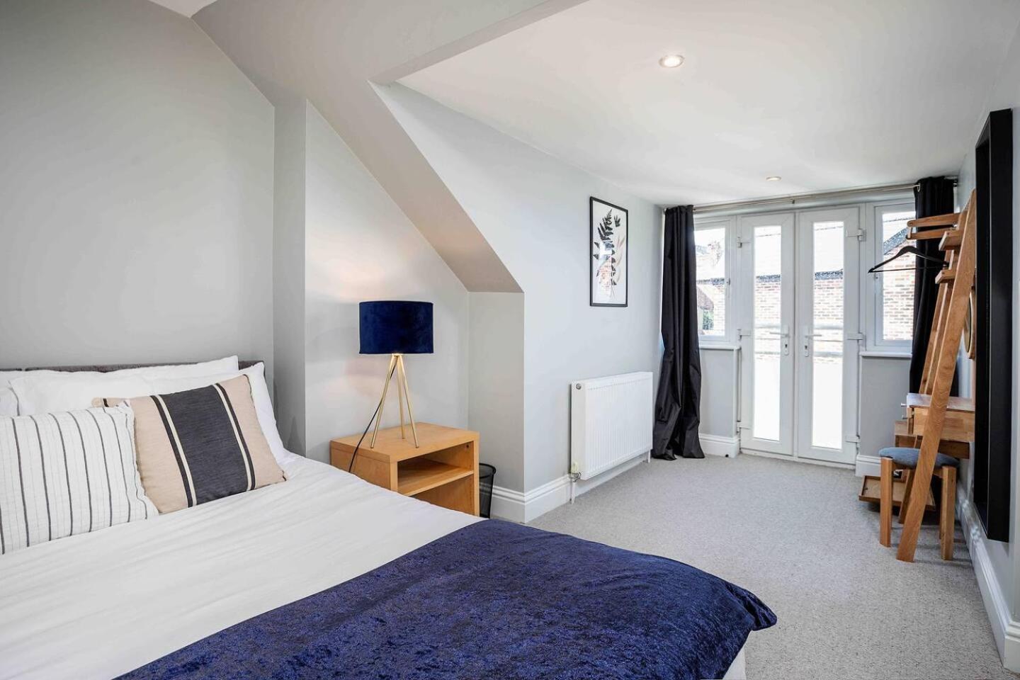 Stylish & Spacious 3 Bed With Parking * Sheffield