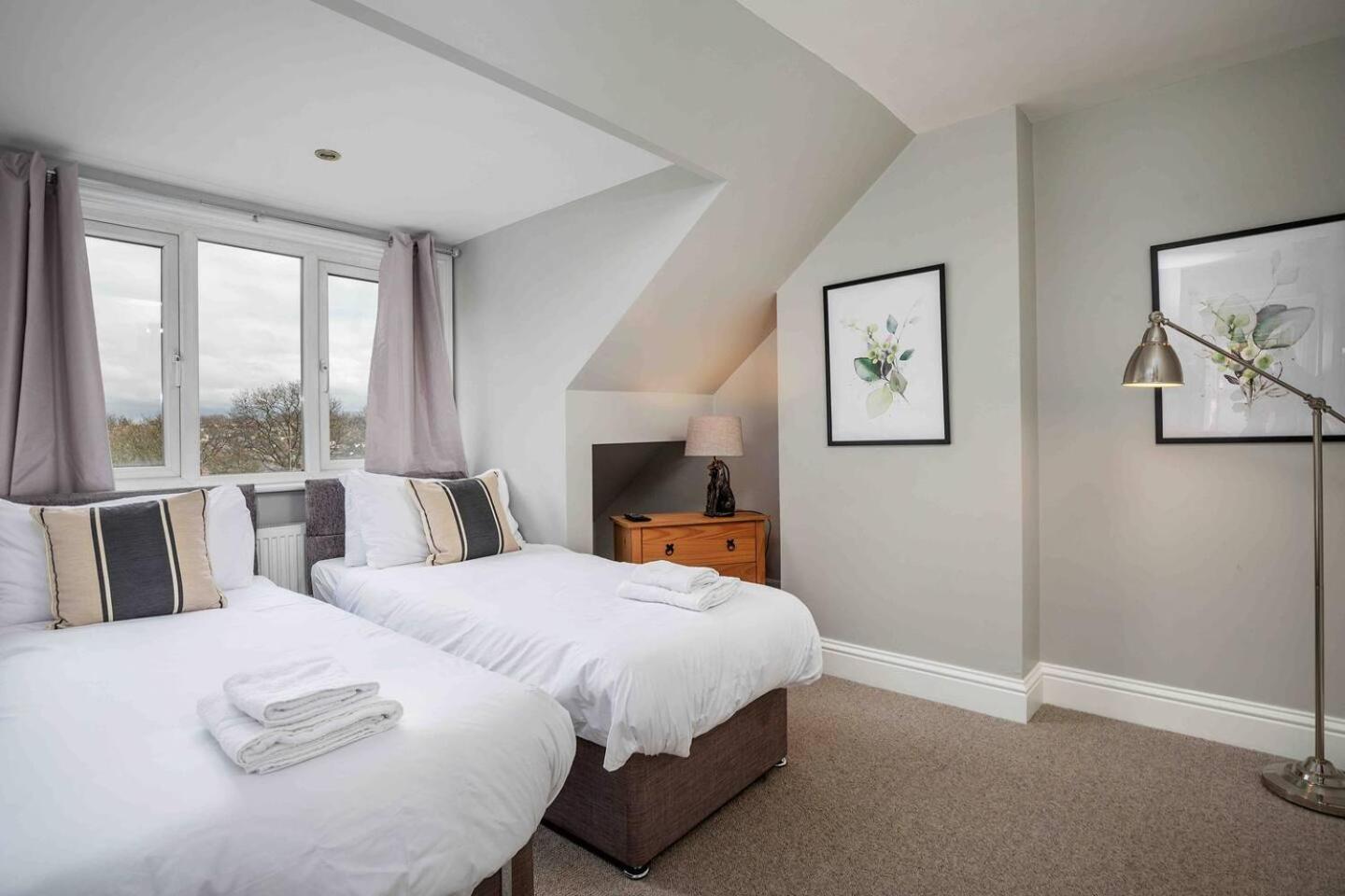 Stylish & Spacious 3 Bed With Parking