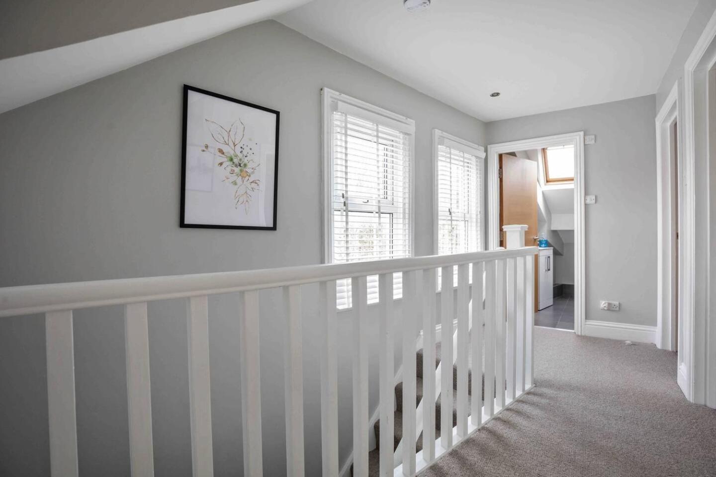 Apartment Stylish & Spacious 3 Bed With Parking