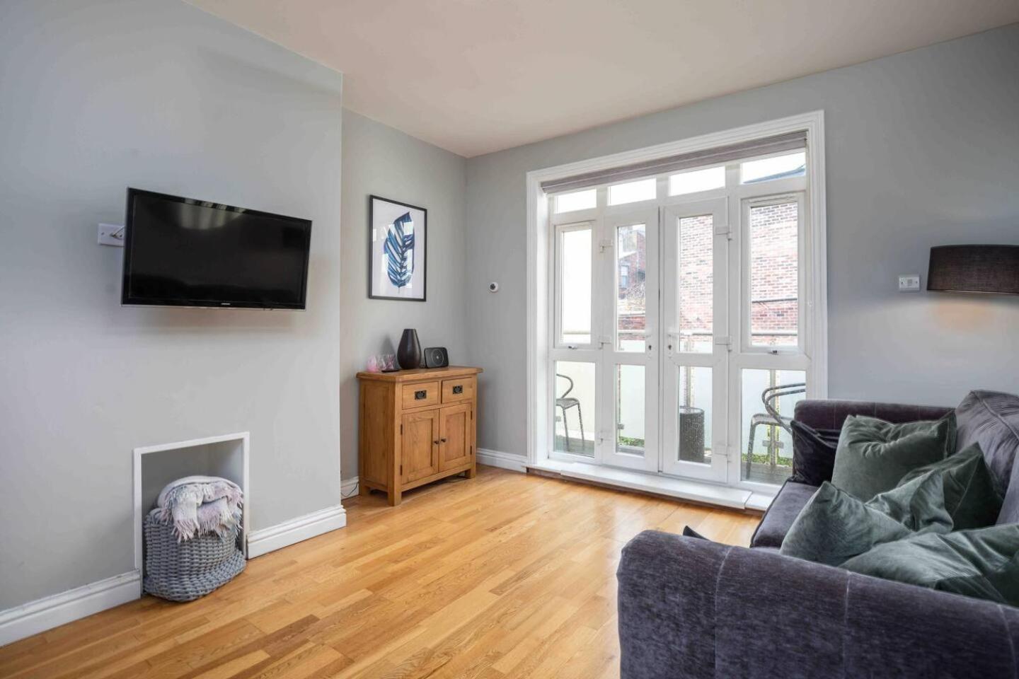 Stylish & Spacious 3 Bed With Parking Apartment *