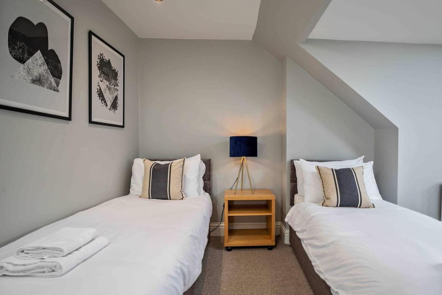 Apartment Stylish & Spacious 3 Bed With Parking *