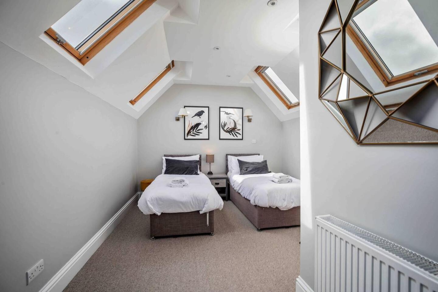 Stylish & Spacious 3 Bed With Parking *
