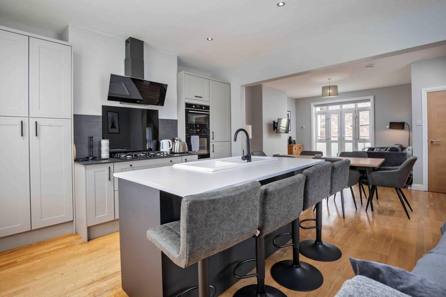 Stylish & Spacious 3 Bed With Parking * Sheffield