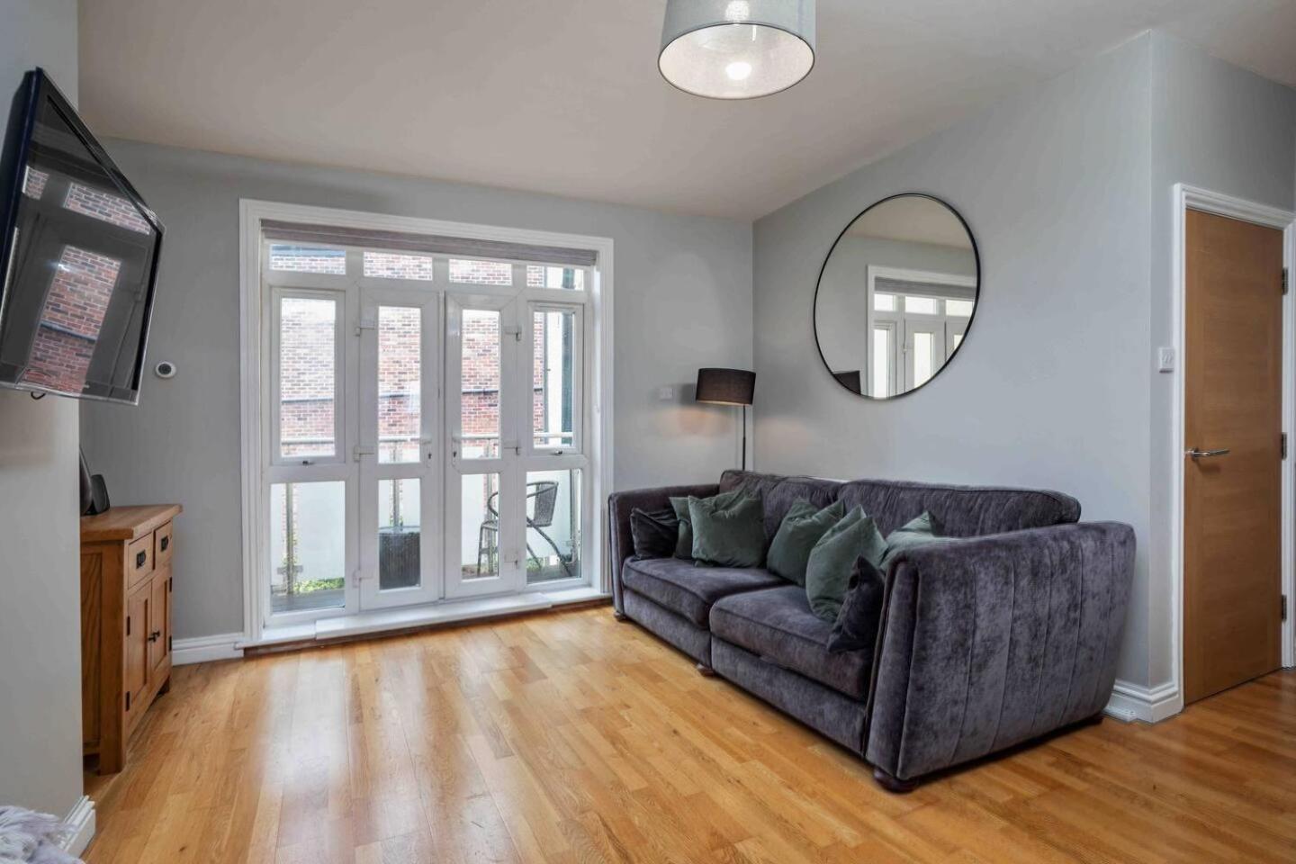 Stylish & Spacious 3 Bed With Parking Apartment *