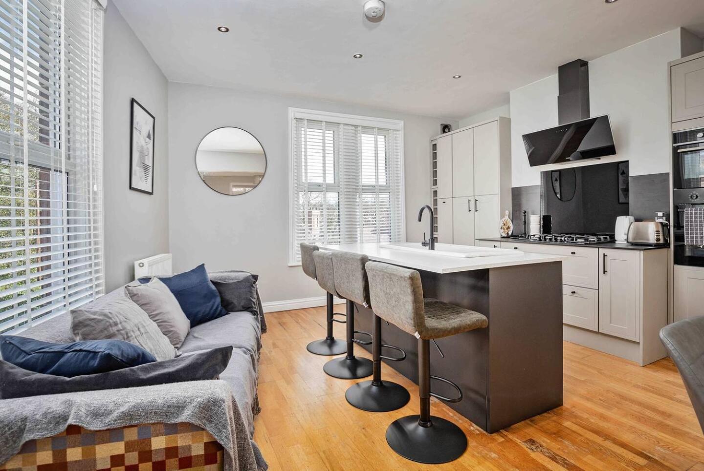 Apartment Stylish & Spacious 3 Bed With Parking *