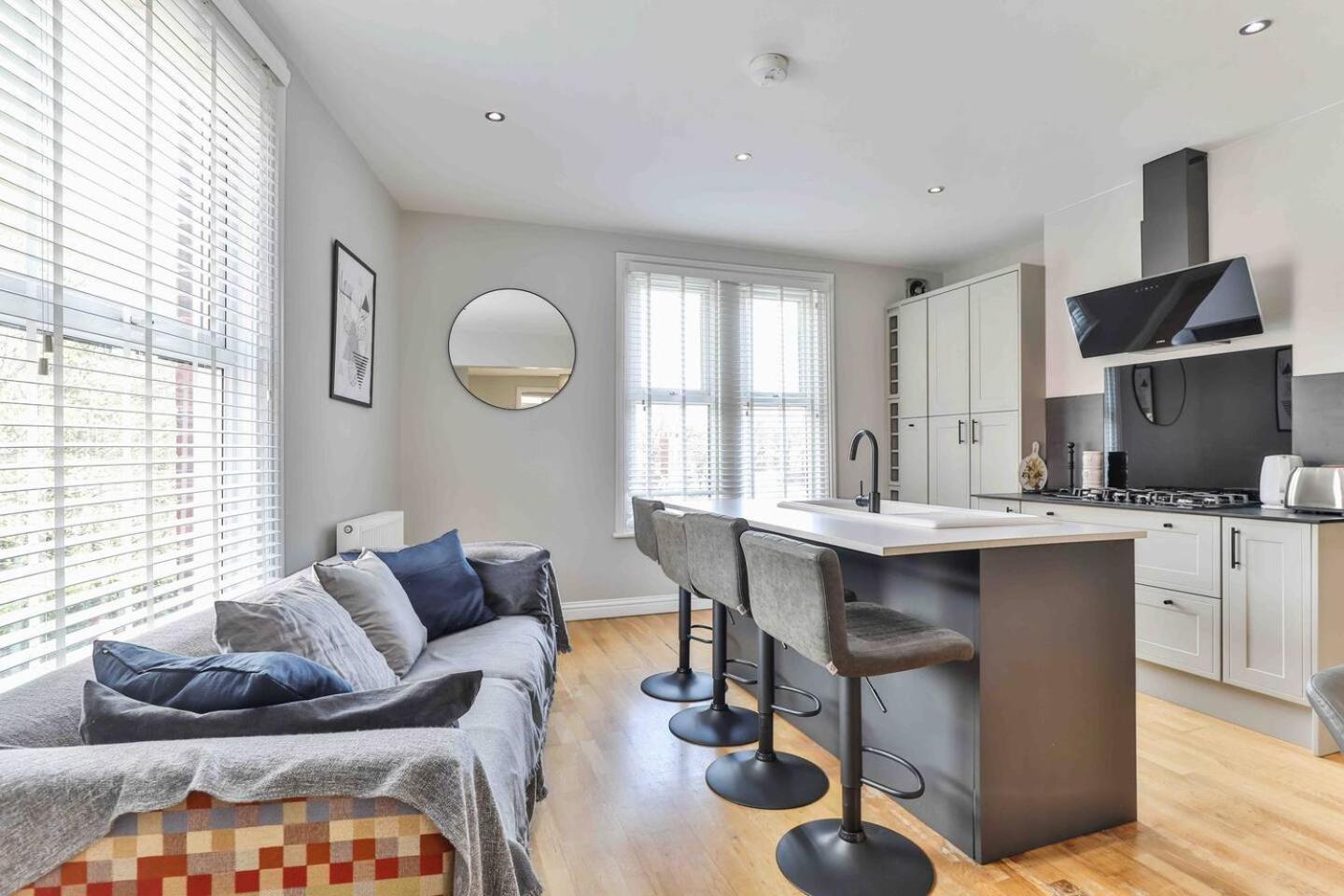 Stylish & Spacious 3 Bed With Parking Sheffield
