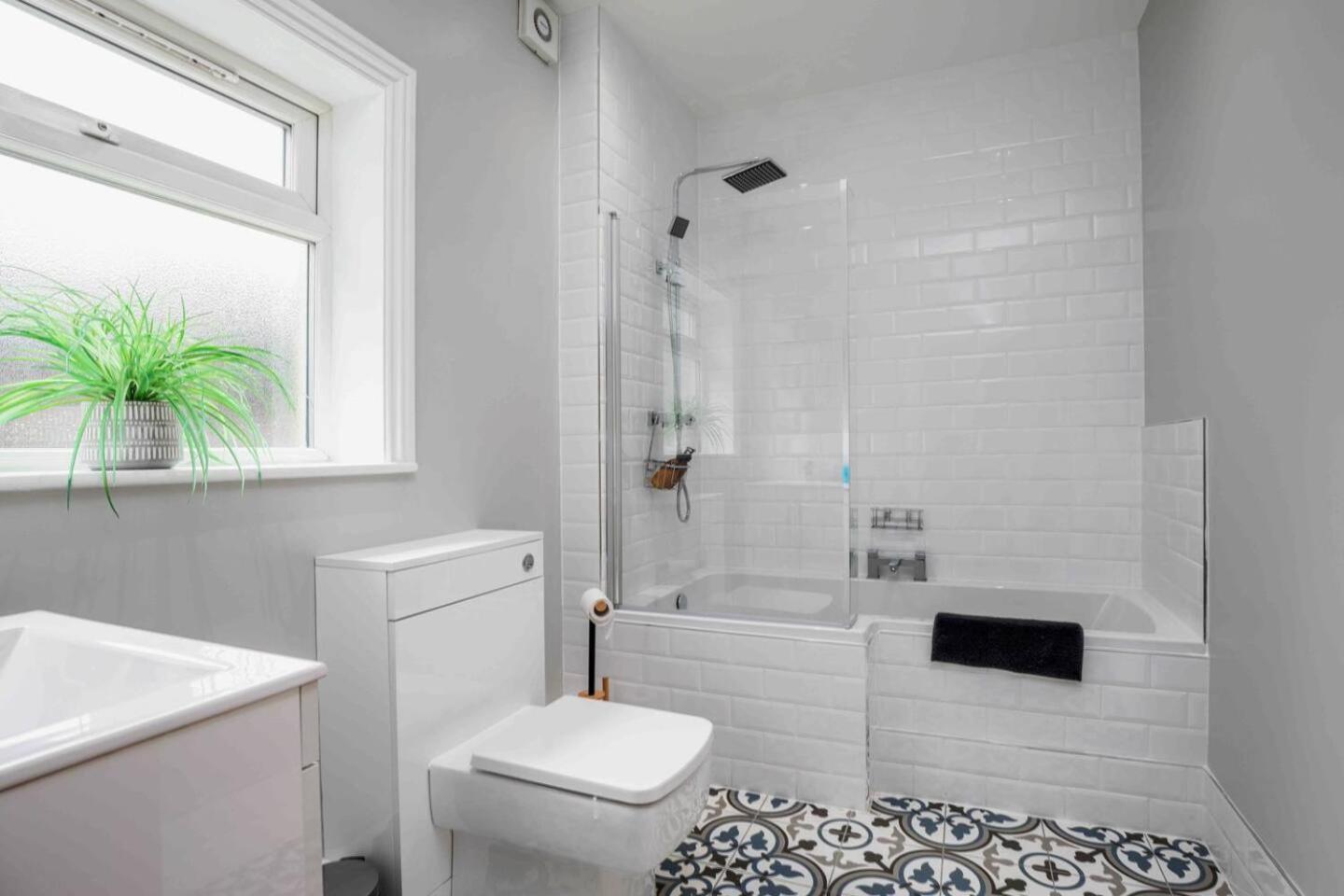 Stylish & Spacious 3 Bed With Parking * Sheffield