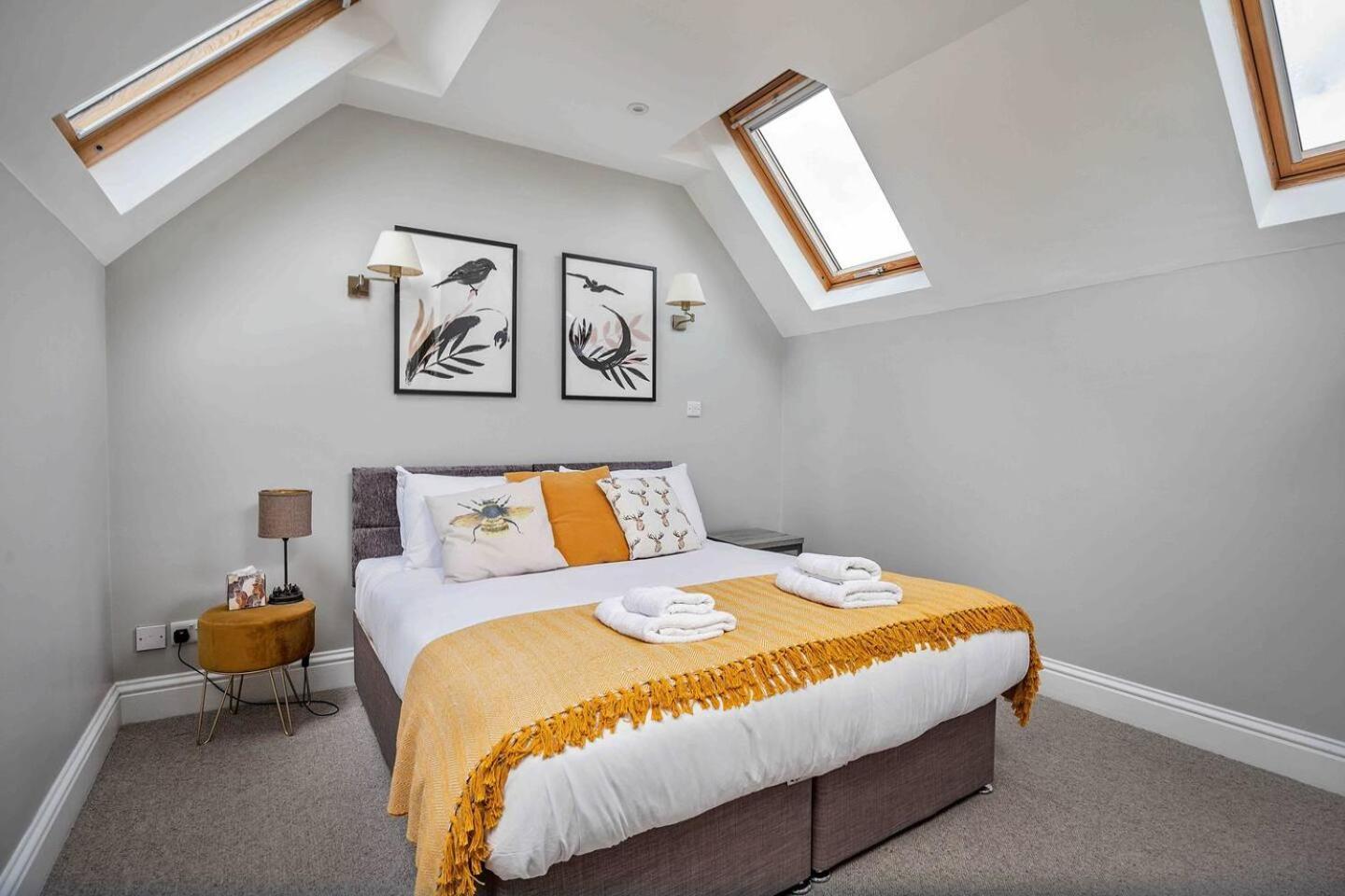 Stylish & Spacious 3 Bed With Parking