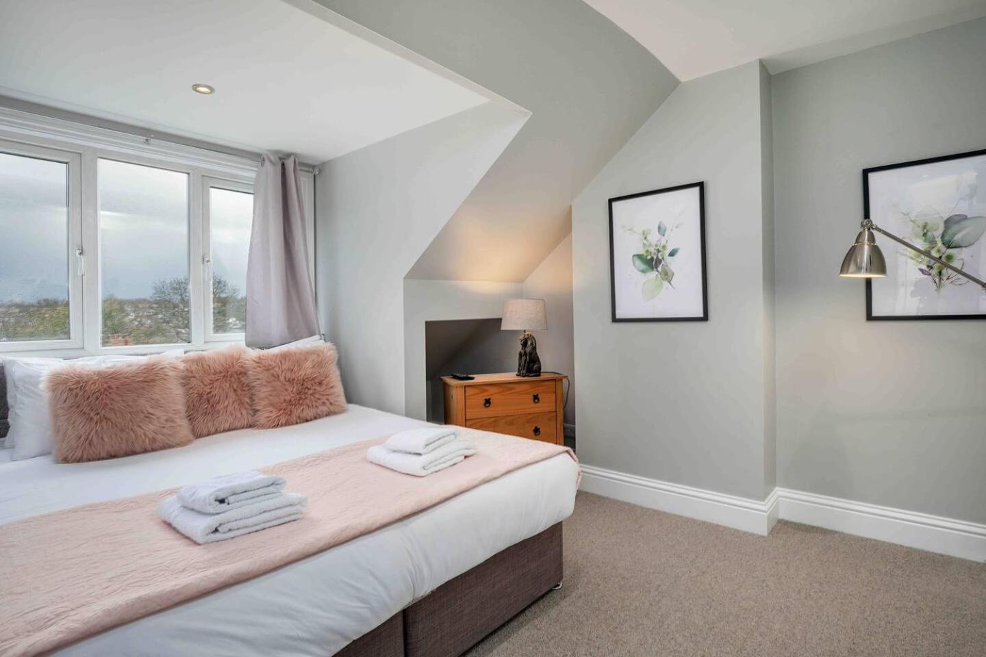 Stylish & Spacious 3 Bed With Parking Apartment