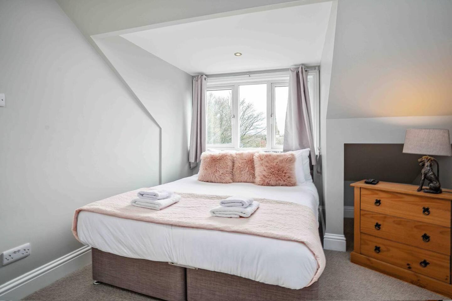 Apartment Stylish & Spacious 3 Bed With Parking