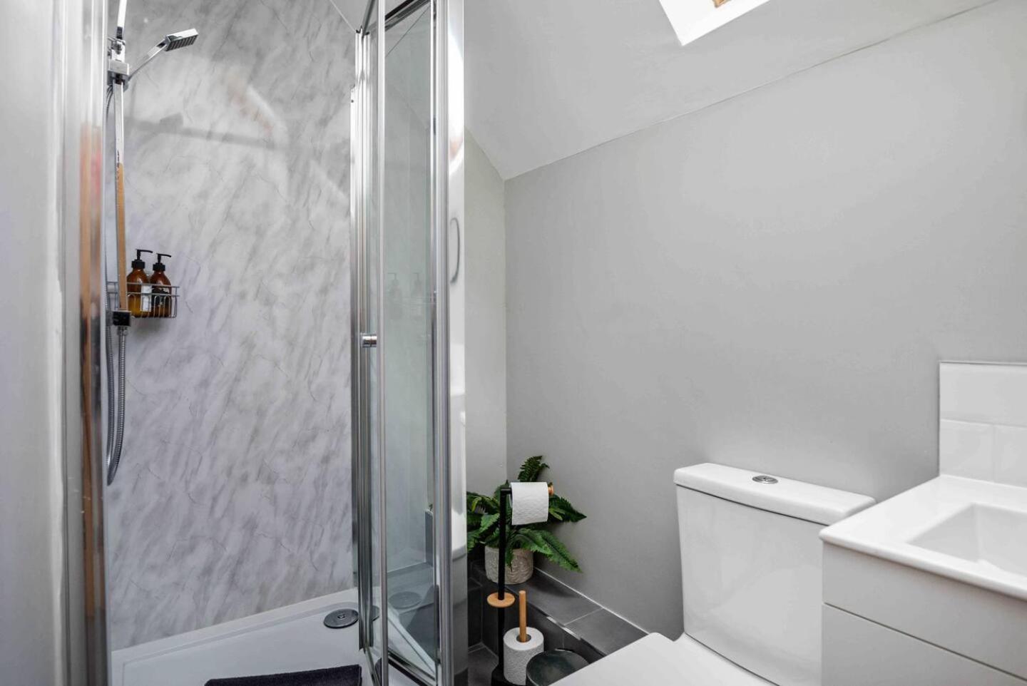 Stylish & Spacious 3 Bed With Parking Apartment *