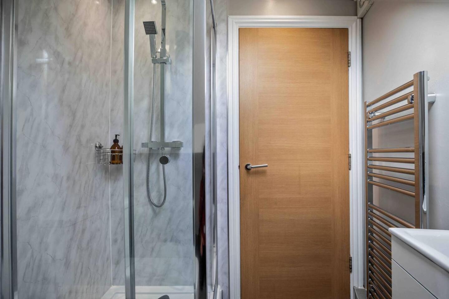 Apartment Stylish & Spacious 3 Bed With Parking *