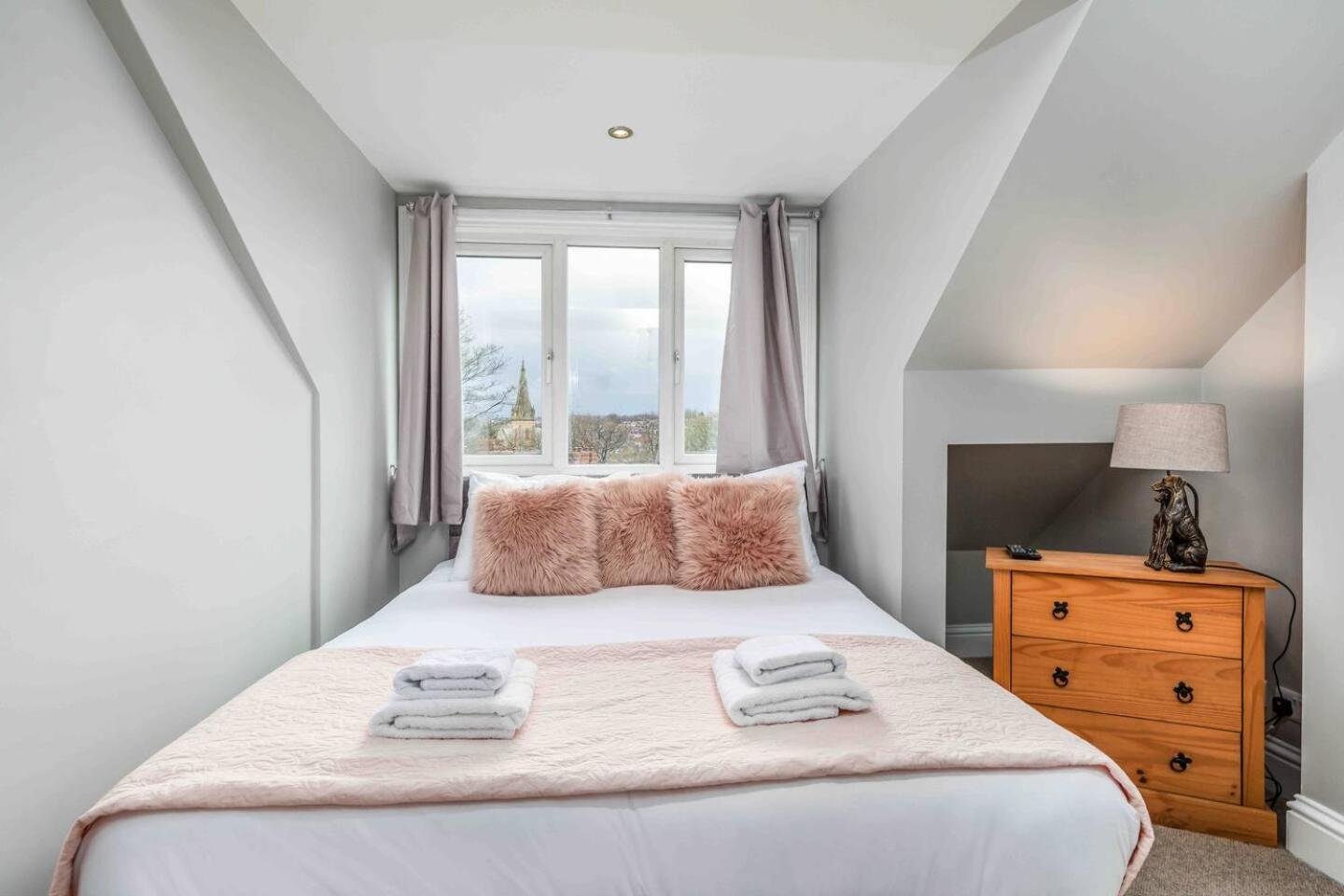 Stylish & Spacious 3 Bed With Parking *