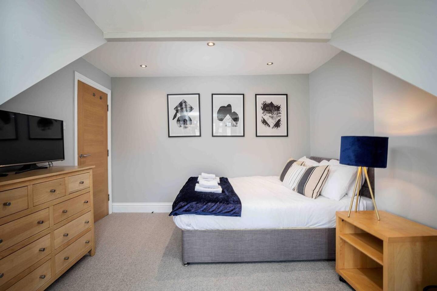 Stylish & Spacious 3 Bed With Parking Sheffield