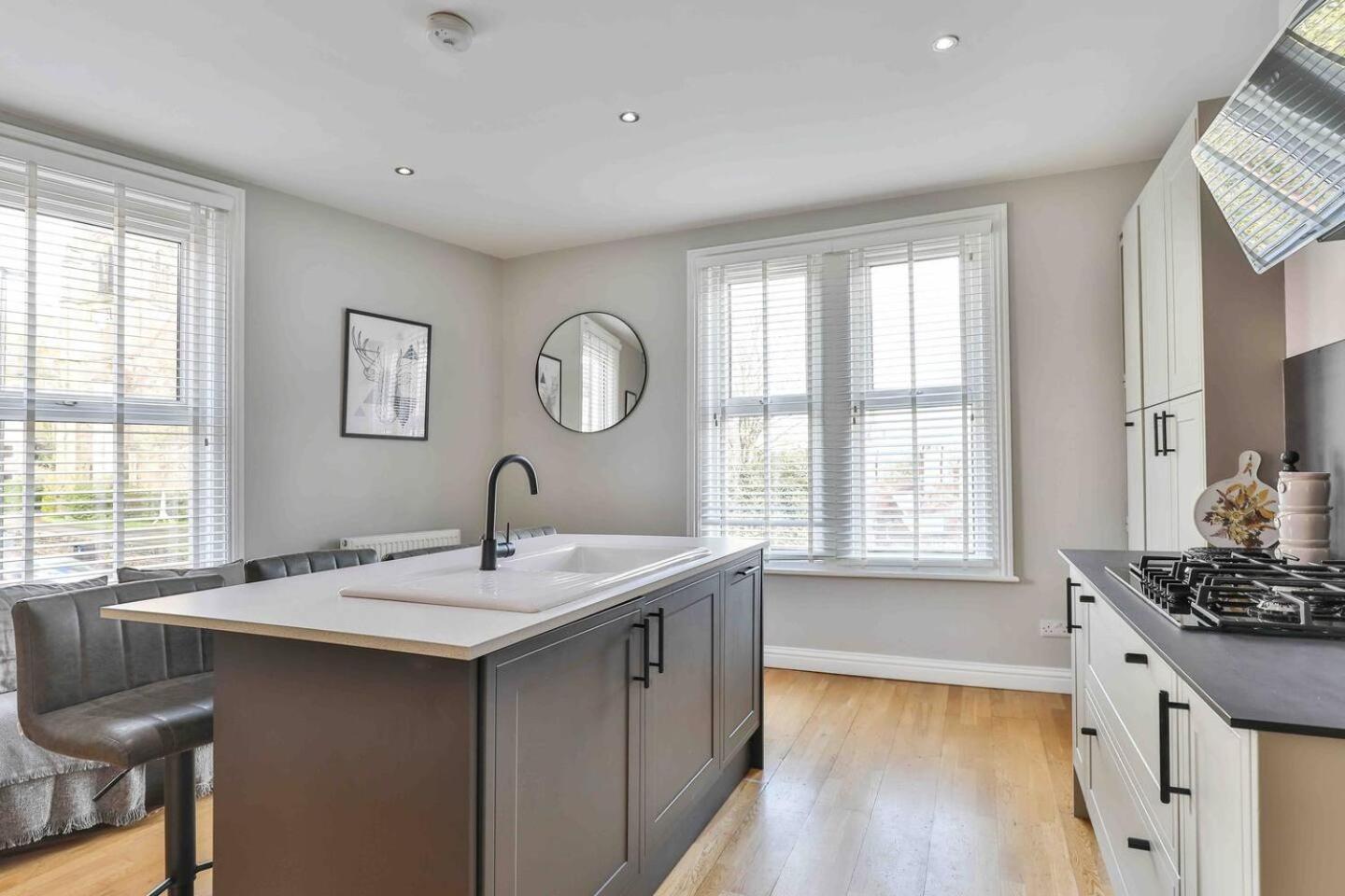 Stylish & Spacious 3 Bed With Parking