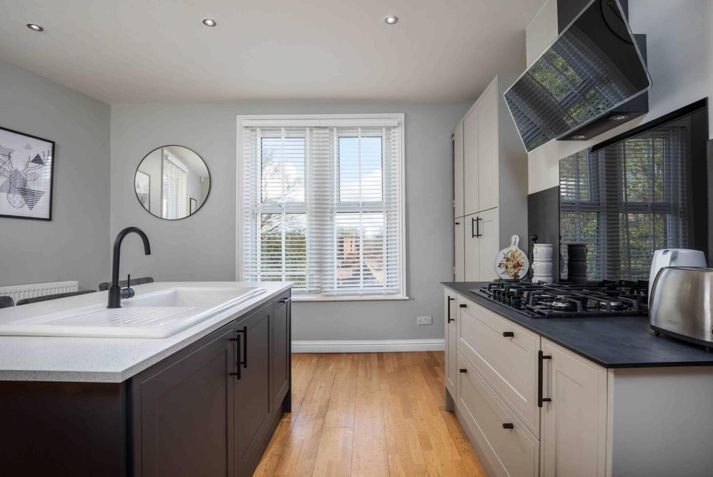 Stylish & Spacious 3 Bed With Parking Apartment