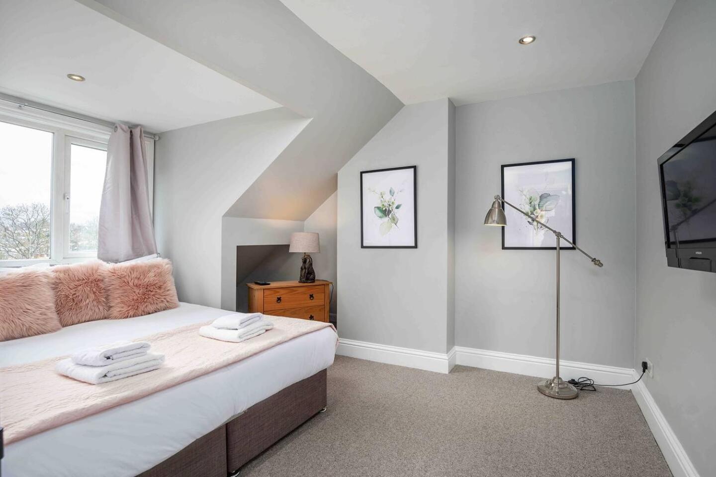 Apartment Stylish & Spacious 3 Bed With Parking