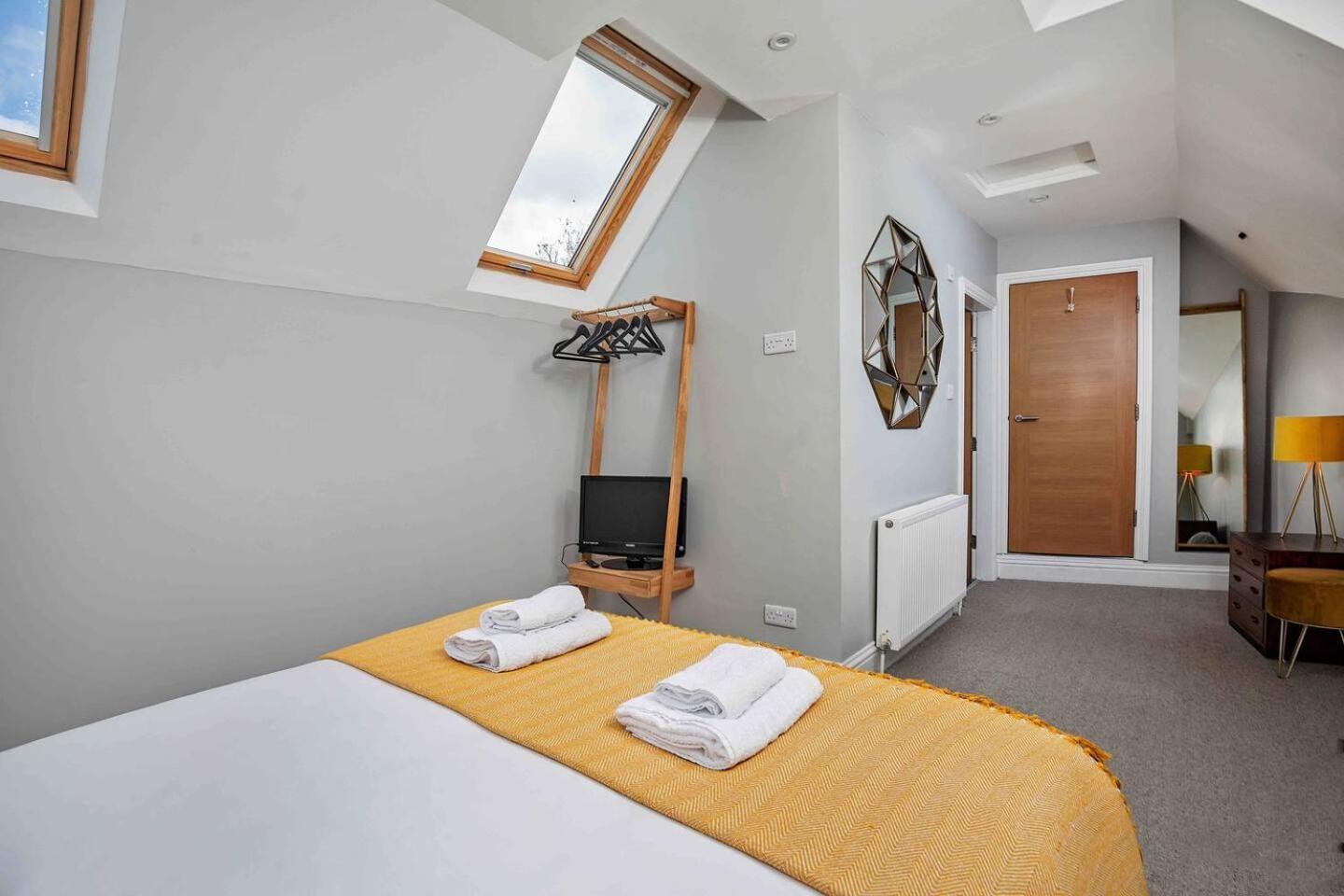Apartment Stylish & Spacious 3 Bed With Parking *