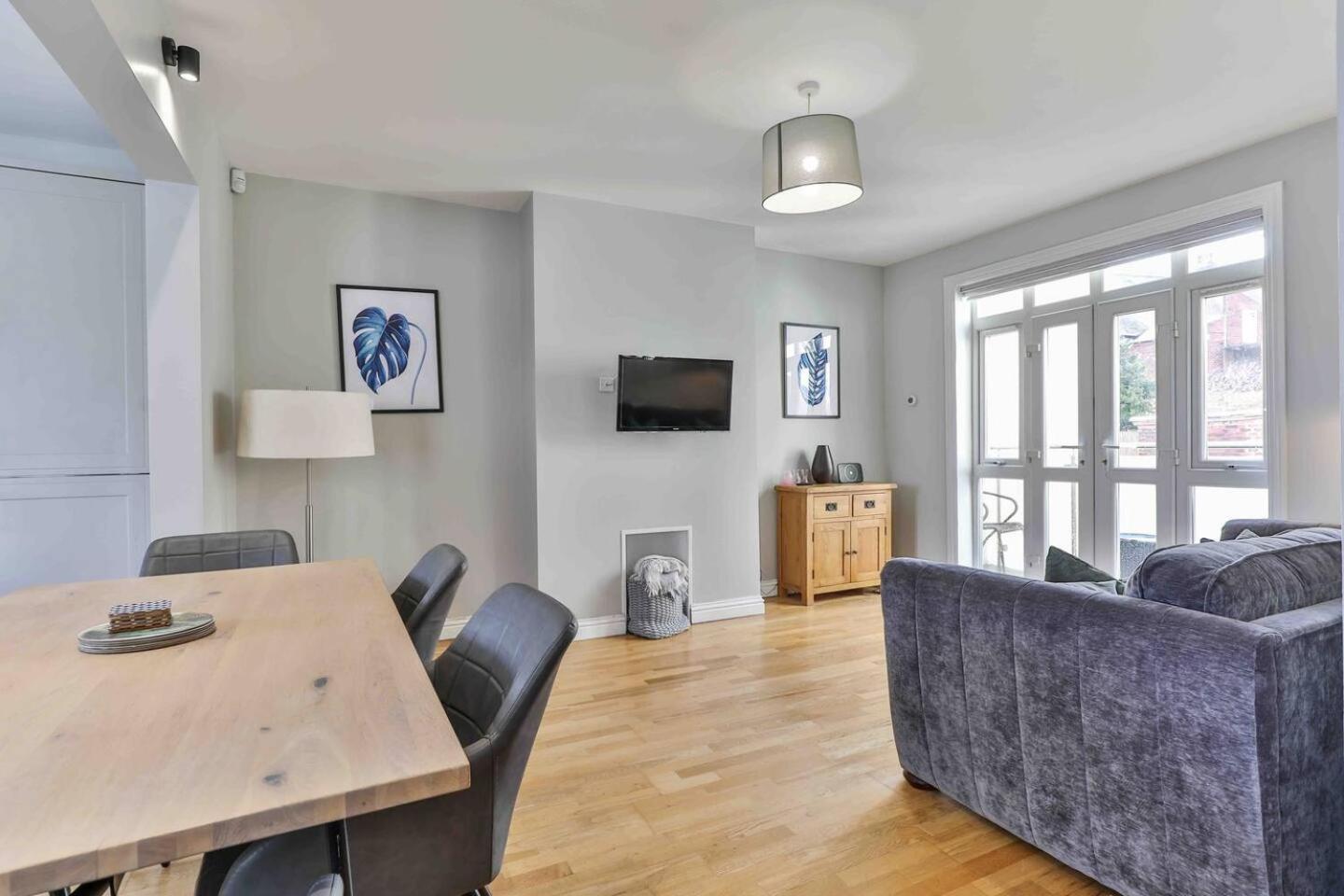 Stylish & Spacious 3 Bed With Parking Apartment Sheffield