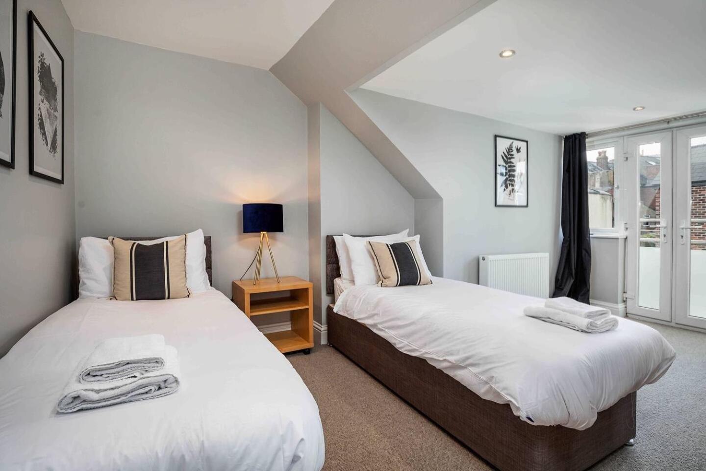 Stylish & Spacious 3 Bed With Parking *